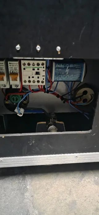 Máquina de humo bajo para fiestas.