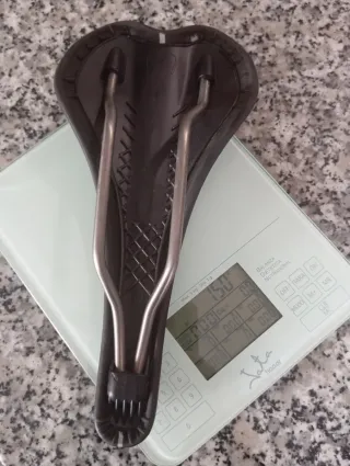 Sillín Essax Tudons Carbono railes de titanio 135m