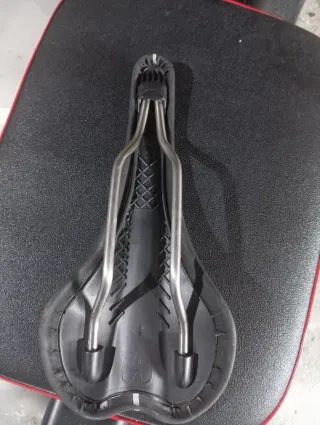 Sillín Essax Tudons Carbono railes de titanio 135m