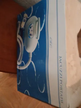 Cómoda de madera con cajones y puertas