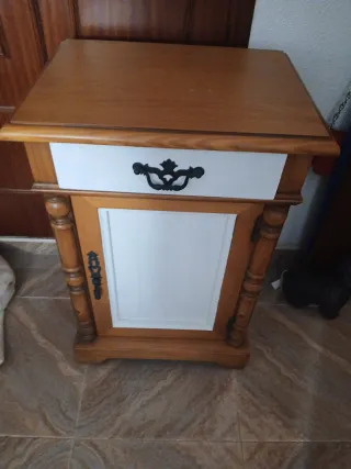 Cómoda de madera con cajones y puertas