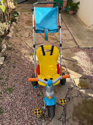 Triciclo infantil con regulaciones y freno.