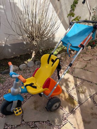 Triciclo infantil con regulaciones y freno.