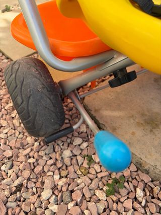 Triciclo infantil con regulaciones y freno.