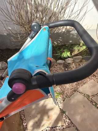Triciclo infantil con regulaciones y freno.