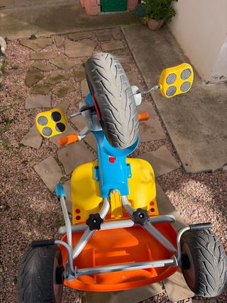 Triciclo infantil con regulaciones y freno.