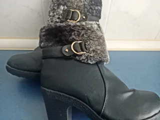 Botines negros con pelo y hebilla Talla 39