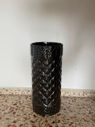 Jarrón de cerámica negro con relieve