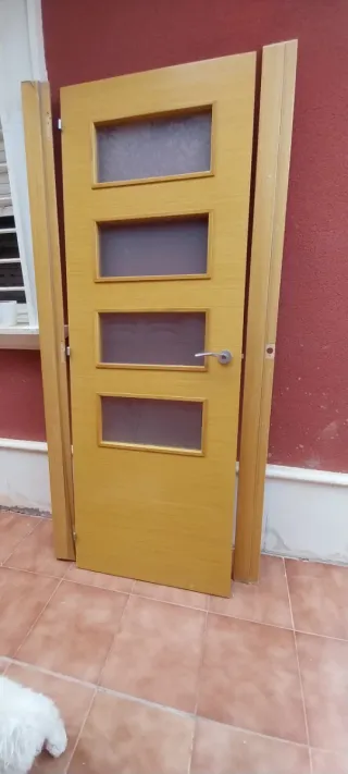 Puerta madera con cristalera