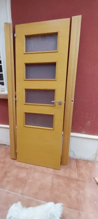 Puerta madera con cristalera