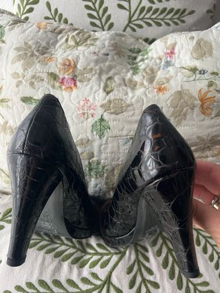 Zapatos de charol Sacha London negros y marrones