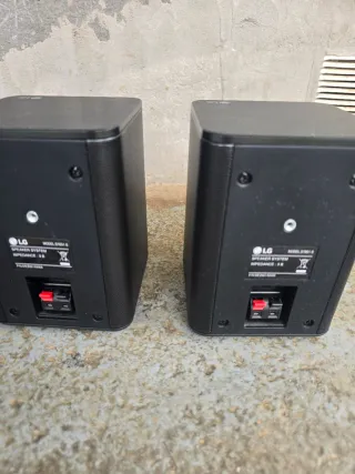 Altavoces traseros LG negros