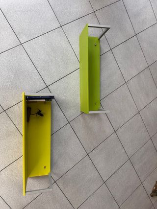 Estanterías metálicas amarillas/verde y verdes