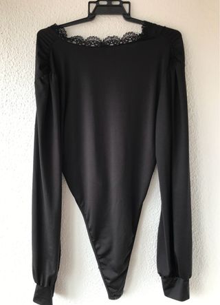 Bodie con encaje de manga larga.