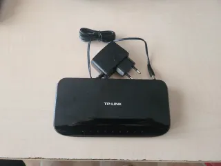 Switch TP-Link 8 Puertos RJ45 (1 puerto defectuoso