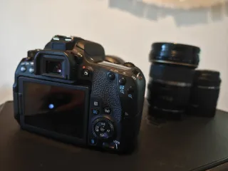 Cámara Canon 77D en perfecto estado con lentes.