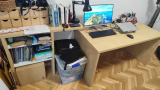 Escritorio Ikea con estantería.