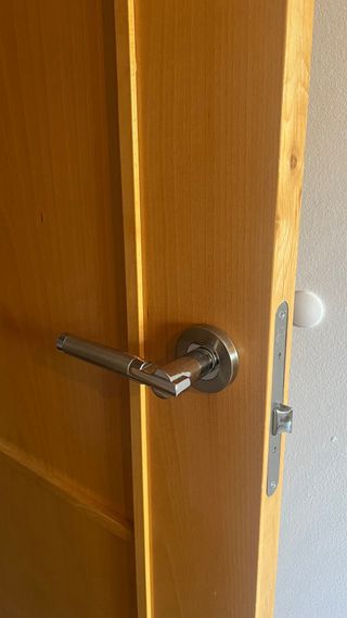 Puerta madera abatible.