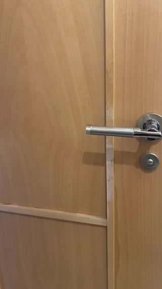 Puerta madera abatible.