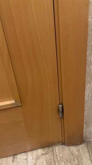 Puerta madera abatible.