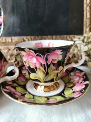Tazza in porcellana con fiori rosa