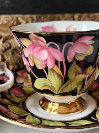 Tazza in porcellana con fiori rosa