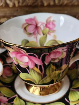 Tazza in porcellana con fiori rosa