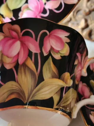 Tazza in porcellana con fiori rosa