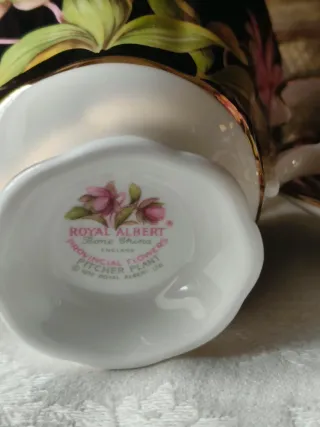 Tazza in porcellana con fiori rosa