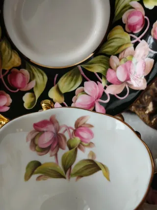 Tazza in porcellana con fiori rosa