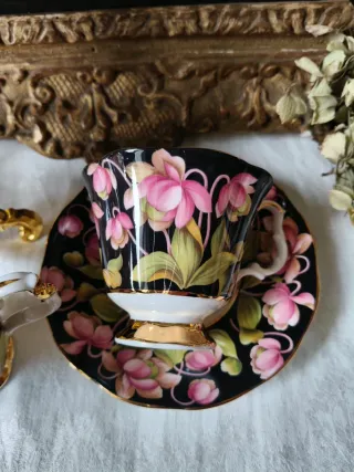 Tazza in porcellana con fiori rosa