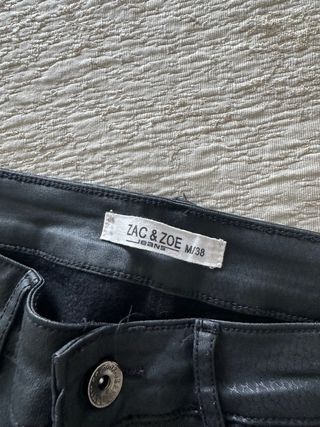 Pantalones negros efecto piel