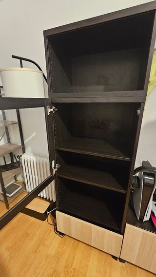 Estantería Ikea con vitrina