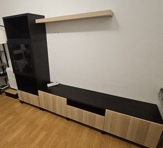 Estantería Ikea con vitrina
