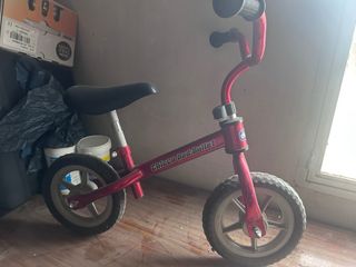 Dos Motos correpasillos  Una bicicleta Chicco