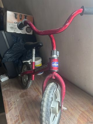 Dos Motos correpasillos  Una bicicleta Chicco