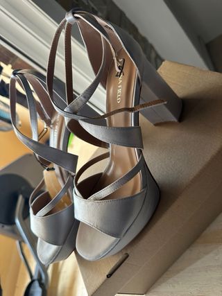 Sandalias de tacón plateadas talla 41