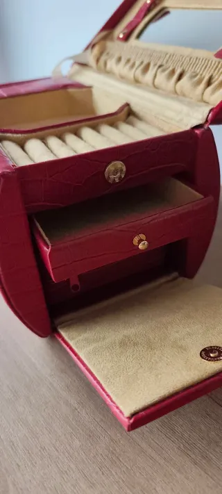 Joyero rojo con cierre dorado