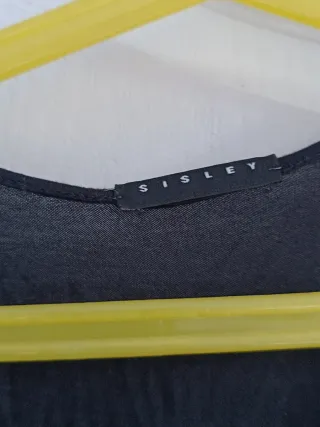 Mono negro con detalles rojos