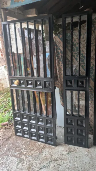 Puerta de entrada metálica negra