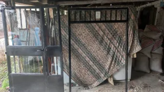 Puerta de entrada metálica negra