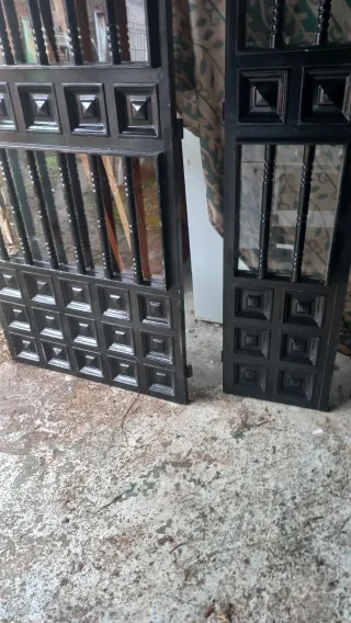 Puerta de entrada metálica negra