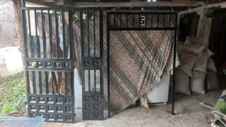 Puerta de entrada metálica negra