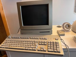 Ordenadores Apple Antiguos LC y lámpara