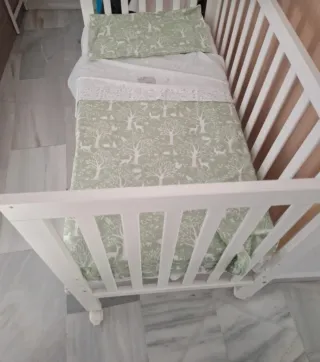 Cuna de bebé blanca