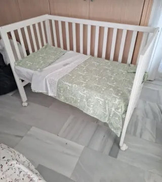 Cuna de bebé blanca