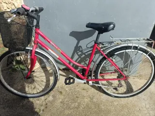 Bicicleta de paseo rosa con cesta