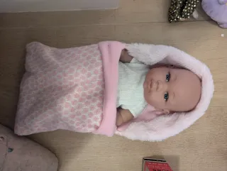 Muñeca bebé con saco rosa