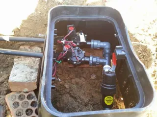 Montaje de sistema de riego profesionales.