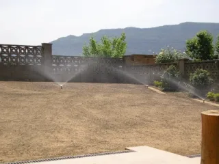 Montaje de sistema de riego profesionales.